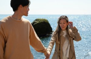 front-view-romantic-couple-seaside_23-2150439221