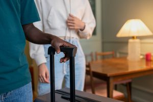 airbnb-host-welcoming-guests_23-2149872020