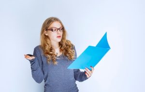 assistant-with-blue-folder-looks-dissatisfied_144627-57805