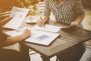 business-people-discussing-meeting-with-analysis_1150-1813