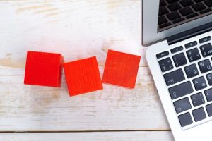 laptop-wooden-cubes_93675-131304