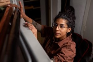 set-designer-work-indoors_23-2149837002