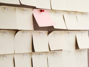 set-sticky-notes-surrounding-pink-one_23-2148476810