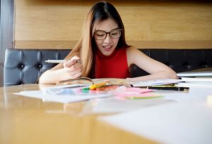 education-concept-student-studying-brainstorming-campus-concept-close-up-students-discussing-their-subject-books-textbooks-selective-focus_1418-639